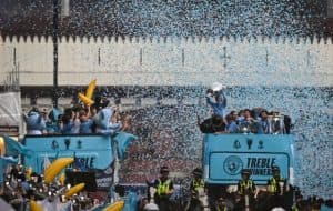 السيتي يحتفل بالثلاثية مع جماهيره في شوارع مانشستر