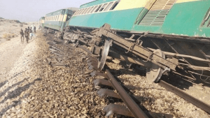انحراف قطار عن مساره بباكستان يقتل ويصيب 105 أشخاص على الأقل
