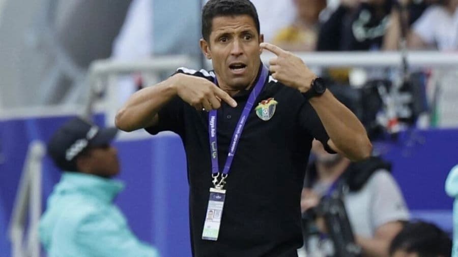 المدرب المغربي عموتة يعلن مغادرته منتخب الأردن