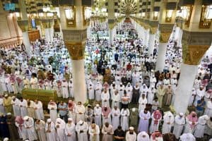 جموع المصلين يؤدون أول صلاة جمعة في شهر رمضان المبارك بالحرمين الشريفين