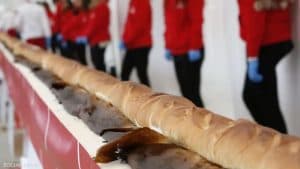 فرنسا تهزم إيطاليا بأطول رغيف خبز