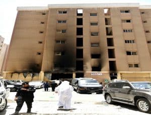 حريق ضخم بإحدى البنايات الكويتية يقتل ويصيب 91 شخصًا على الأقل