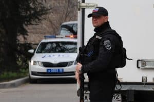 روسيا .. مقتل ضابط شرطة في إطلاق نار على كنيس يهودي