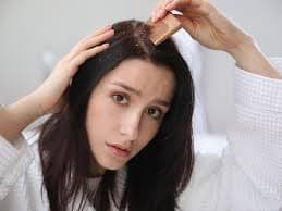 6 خطوات للتخلص من قشرة الشعر بسهولة..