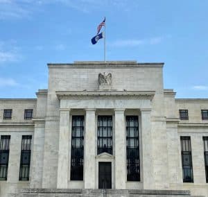 الاحتياطي الفيدرالي الأمريكي يثبت أسعار الفائدة للمرة الخامسة