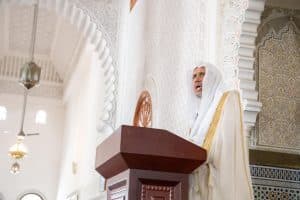 أمينُ عام رابطة العالم الإسلامي يستهلّ برنامج زيارته إلى تنزانيا بخطبة الجمعة في دار السلام