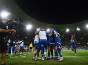 الهلال يتغلب على الأهلي في مباراة دراماتيكية