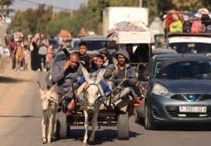 الاحتلال الإسرائيلي يجبر سكان شمال قطاع غزة على النزوح عن منازلهم ومراكز الإيواء