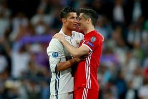 ليفاندوفسكي يشيد بإنجازات رونالدو