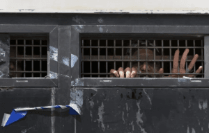 يتعرضن باستمرار للتفتيش العاري والضرب.. 95 أسيرة فلسطينية يقبعن بسجون الاحتلال في ظروف مهينة