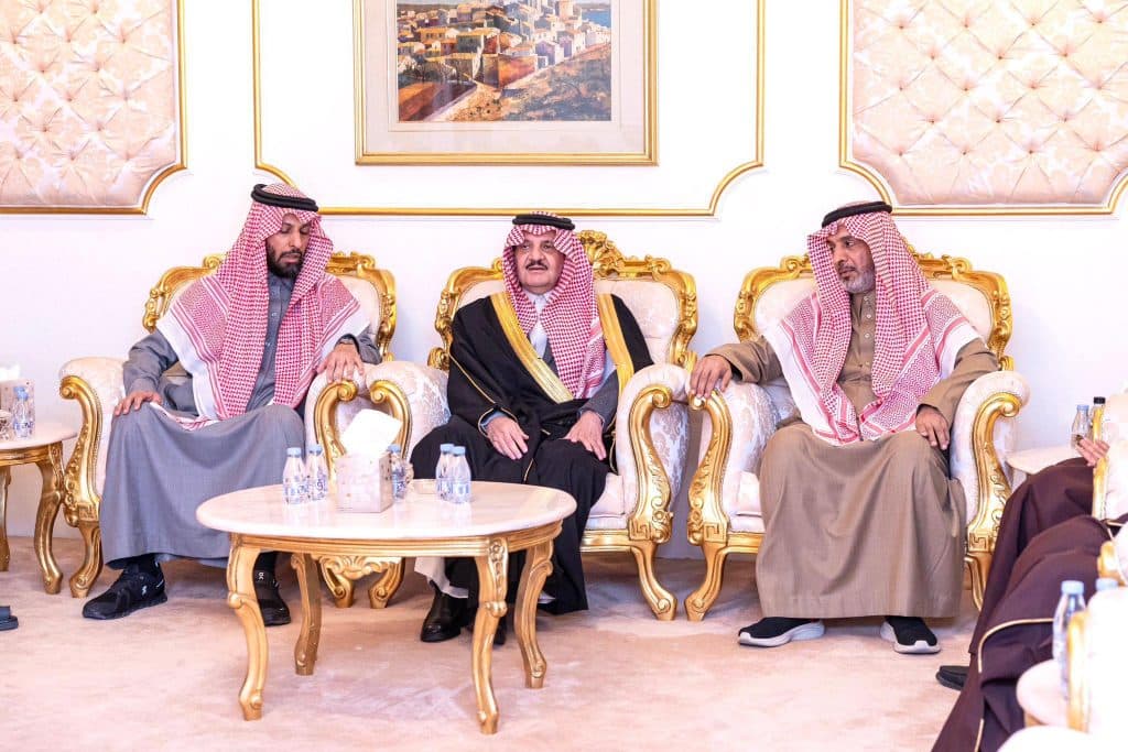 أمير المنطقة الشرقية ونائبه يعزيان أسرة السماري