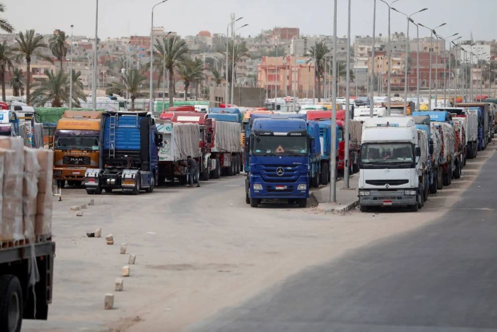 دخول 300 شاحنة مساعدات إلى قطاع غزة