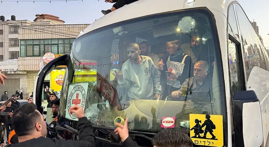إسرائيل تفرج عن 110 أسرى فلسطينيين ضمن اتفاق وقف إطلاق النار في غزة