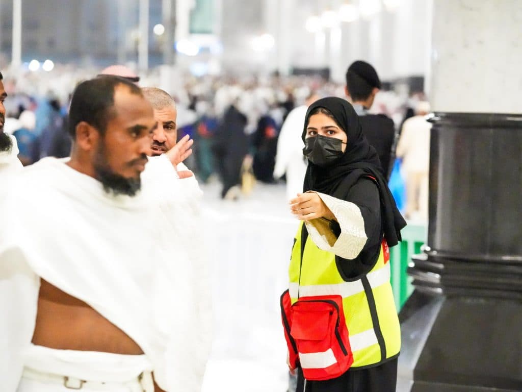 متطوعو الدفاع المدني يشاركون في خدمة ضيوف الرحمن