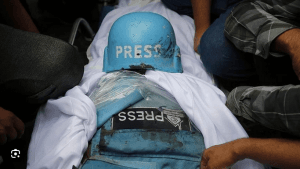 استشهاد صحفي فلسطيني وزوجته وأطفالهما الثلاثة في قصف إسرائيلي همجي على خان يونس