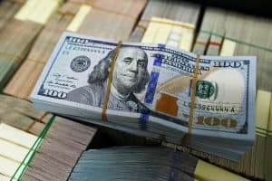 الدولار في أدنى مستوياته مقابل اليورو منذ أكثر من ثلاث سنوات