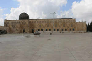 “الخارجية الفلسطينية” تُحذّر من خطورة الدعوات الممنهجة عبر “السوشال ميديا” لتفجير المسجد الأقصى
