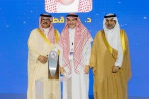 وزير الصحة يكرم رائد زراعة الرئة في المملكة د. خالد القطان