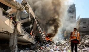 جُلّهم أطفال ونساء.. ارتفاع عدد الشهداء الفلسطينيين بقطاع غزة إلى 52.535 شهيدًا