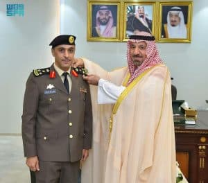 أمير نجران يقلّد مدير مكافحة المخدّرات بالمنطقة ومساعده رتبتهما الجديدة