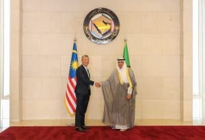 “البديوي” ووزير الاستثمار والتجارة والصناعة بماليزيا يبحثان مستجدات اتفاقية التجارة الحرة بين الجانبين
