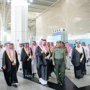 للوقوف على سير العمل تزامنًا مع توافد الحجاج.. أمير المدينة المنورة يتفقد مطار الأمير محمد بن عبدالعزيز الدولي
