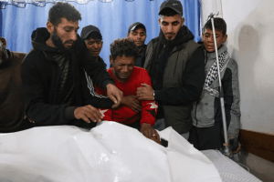 جُلّهم أطفال ونساء.. ارتفاع عدد الشهداء الفلسطينيين بقطاع غزة إلى 54.880 شهيدًا
