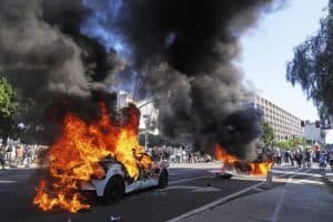 مظاهرات عنيفة بلوس أنجلوس احتجاجًا على “سلطات الهجرة”.. وترامب يتوعد وينشر “الحرس الوطني”