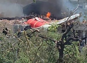 سقوط طائرة هندية في منطقة سكنية عقب إقلاعها من مطار مدينة أحمد أباد.. وترقُّب لإعلان الضحايا