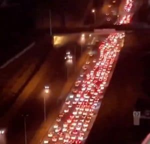 آلاف الإيرانيين يفرون من طهران خوفًا من التصعيد العسكري بين بلادهم وإسرائيل