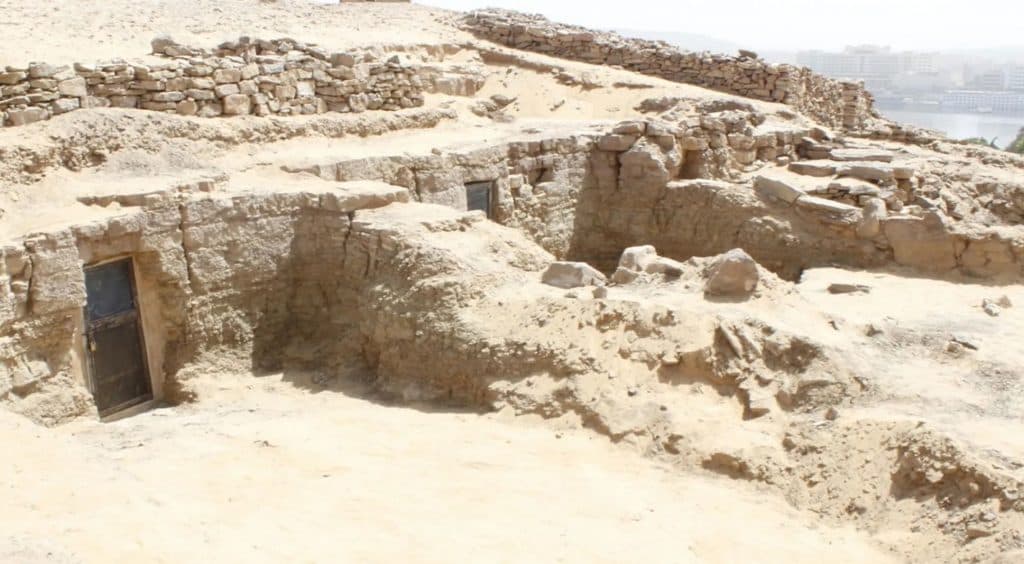 الكشف عن ثلاث مقابر أثرية جديدة بجنوب مصر
