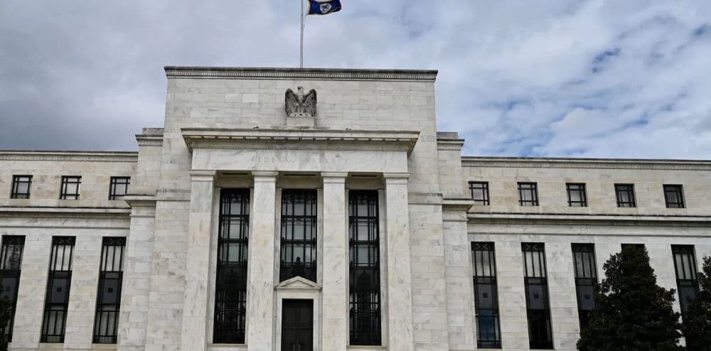 الاحتياطي الأمريكي يبقي سعر الفائدة دون تغيير