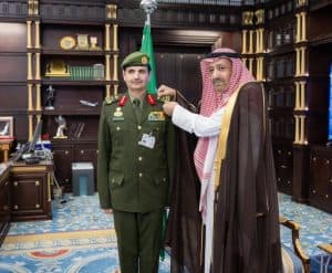 أمير منطقة الباحة يقلد مدير الجوازات بالمنطقة رتبته الجديدة