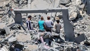 الجيش الإسرائيلي يقصف برج النور بمدينة غزة
