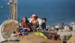 نزوح متواصل من غزة مع تكثيف إسرائيل قصفها