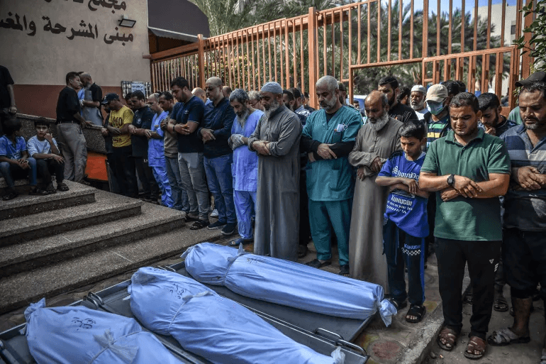 بينهم أطفال ونساء وعائلات بأكملها.. ارتفاع عدد الشهداء الفلسطينيين بقطاع غزة إلى 64.803 شهداء