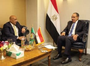 الأمين العام لمجلس التعاون يبحث مع وزير الخارجية المصري المستجدات الإقليمية والدولية