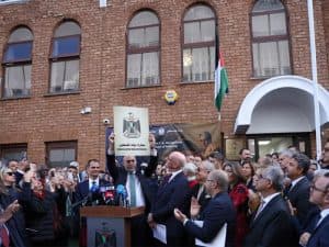 رفع العلم الفلسطيني أمام مقر البعثة الفلسطينية في لندن