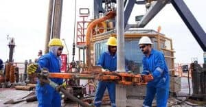 النفط يتراجع 2% مع توقعات زيادة المعروض العالمي