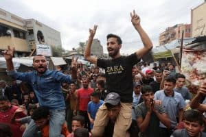 احتفالات فى شوارع غزة بوقف الحرب..  وترحيب في الشارع الإسرائيلي باتفاق الرهائن