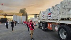 دخول  400 شاحنة مساعدات إلى قطاع غزة