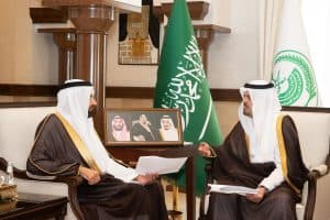 اطلع على الجهود المبذولة لخدمة ضيوف الرحمن.. نائب أمير منطقة مكة المكرمة يستقبل وزير الحج والعمرة