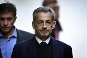 في قضية ما يعرف بـ”التمويل الليبي” لحملته الانتخابية عام 2007.. إيداع الرئيس الفرنسي الأسبق “ساركوزي” سجن “لا سانتي” في باريس