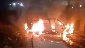 اعتداءاتهم لا تنقطع بدعم من قوات الاحتلال.. قطعان المستوطنين يضرمون النار في مركبات الفلسطينيين بالضفة الغربية