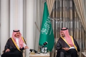 أشاد بدوره وما يقدمه من توصيات.. أمير المدينة المنورة يستقبل وفدًا من أعضاء “مجلس الشورى”