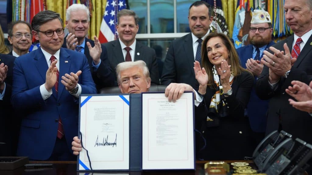 الرئيس الأمريكي يوقّع مشروع قانون تمويل الحكومة لإنهاء أطول إغلاق حكومي