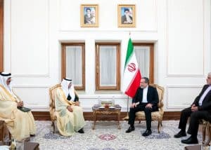 بحثا سبل تعزيز العلاقات.. وزير الخارجية الإيراني يستقبل وكيل وزارة الخارجية للشؤون السياسية
