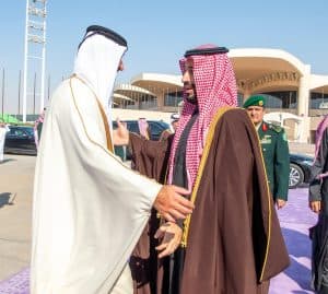 أمير قطر يغادر الرياض وفي مقدمة مودعيه سمو ولي العهد