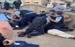 تم تحييد أحد المهاجمَين واعتقال الآخر.. هجوم على احتفالية يهودية بأحد شواطئ سيدني يخلف 10 قتلى وعددًا من الإصابات
