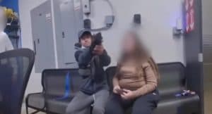تعطُّل السلاح حال دون وقوع كارثة.. مشتبه به خطير يحاول قتل ضابط شرطة أثناء استجوابه بولاية أوهايو الأمريكية